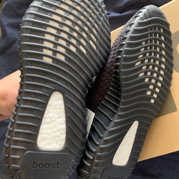Size 6 Yeezy triple black - Picture 3 of 3